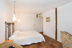 Postel nebo postele na pokoji v ubytování Logis Hôtels - Hôtel Restaurant du Midi