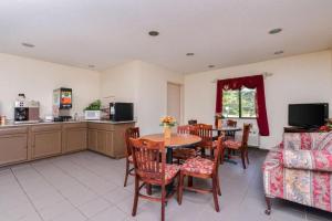 Η κουζίνα ή μικρή κουζίνα στο Baymont by Wyndham Acworth +13 φωτογραφίες