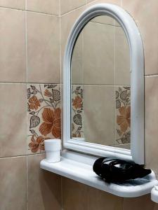 lustro siedzące na półce w łazience w obiekcie Отель Маленький Рай w Zatoce