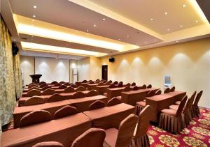 Großes Zimmer mit Tischen und Stühlen in der Unterkunft City Comfort Inn Kunming Cuihu Hospital of Yunnan University Panjiawan Metro Station in Kunming