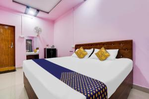 Ένα ή περισσότερα κρεβάτια σε δωμάτιο στο SPOT ON Fakt Tu Aani Mi