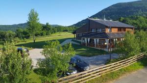 een huis met een auto ervoor geparkeerd bij B&B Villa Irene Plitvice Lakes in Seliste Dreznicko