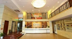 duży budynek z holem z żyrandolem w obiekcie Yi Mi Hotel Shenzhen Longgang Pinghu South China City w mieście Tiantangwei