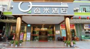 budynek z szyldem na froncie w obiekcie Yi Mi Hotel Shenzhen Longgang Pinghu South China City w mieście Tiantangwei