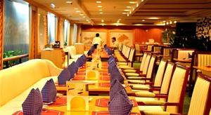 un lungo tavolo in una stanza con sedie e tavoli di Dolton Hotel Changsha a Changsha