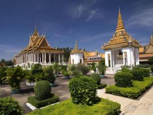 eine Gruppe von Tempeln mit Büschen und Bäumen in der Unterkunft Casa Boutique Hotel in Phnom Penh