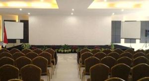 WanasariSelabintana Conference Resort的一间会议室,配有椅子和白色屏幕 更多92张照片