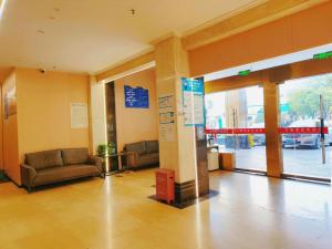 义乌Yiwu Bairui Grand Hotel的带有沙发的大楼大厅