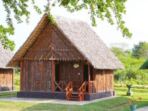 MaththalaBestlife Eco Resort Mattala Airport的一个带草屋顶的小木小屋