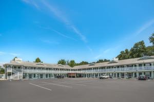 um grande edifício com carros estacionados em um estacionamento em Key West Inn - Fairhope em Fairhope