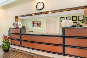 Ο χώρος του λόμπι ή της ρεσεψιόν στο Key West Inn - Fairhope +32 φωτογραφίες