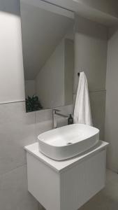 塞雷斯Cul-de-Sac的浴室里有一面镜子的白色水槽