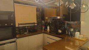 Kuchyň nebo kuchyňský kout v ubytování Luxury Clifton Two-Bedroom Apartment