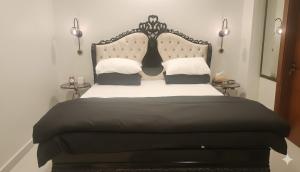 Postel nebo postele na pokoji v ubytování Luxury Clifton Two-Bedroom Apartment