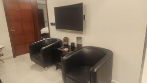 TV a/nebo společenská místnost v ubytování Luxury Clifton Two-Bedroom Apartment