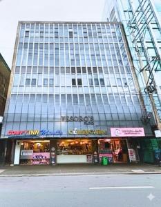 Σούπερ μάρκετ ή άλλα καταστήματα σε αυτό το ξενοδοχείο ή εκεί κοντά