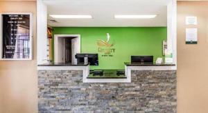 ein Restaurant mit einer grünen Wand mit einem Affenschild in der Unterkunft Quality Inn Bessemer I-20 exit 108 in McCalla + 83 Fotos