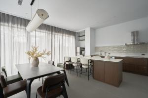 Una cocina y un comedor con mesa y sillas. en 澤木行旅 The Riverwood, en Yilan City