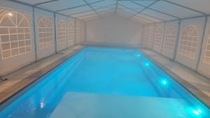 Πισίνα στο ή κοντά στο נופש Eylim -וילה מהממת עם 3 סוויטות ובריכה פרטית מחוממת ומקורה