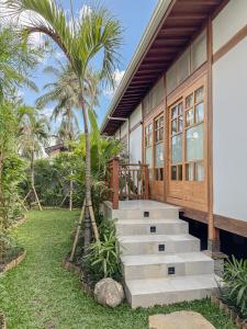 Japanese Villa في كوتا لومبوك: منزل به سلالم تؤدي إلى الباب الأمامي