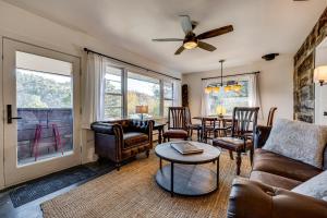 Χώρος καθιστικού στο Mtn-View Retreat with Deck and Hot Tub in Estes Park!