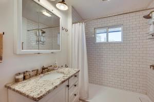 Ένα μπάνιο στο Mtn-View Retreat with Deck and Hot Tub in Estes Park! +29 φωτογραφίες