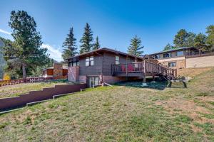 Κήπος έξω από το Mtn-View Retreat with Deck and Hot Tub in Estes Park!