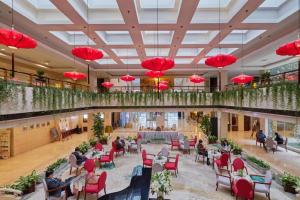 黄山市Huangshan International Hotel的餐厅大堂挂着红灯笼