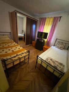 Postel nebo postele na pokoji v ubytování Vila 8 camere Cazare Ploiești 20 Locuri, Parcare, Grătar, Bucătărie proprie