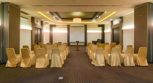 a room with a bunch of chairs in a conference room at Sofyan Inn Tebet Family Friendly in Jakarta