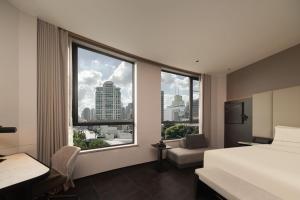 ein Hotelzimmer mit einem Bett und einem großen Fenster in der Unterkunft Atour Hotel Shanghai The Bund Yuyuan Subway Station in Shanghai