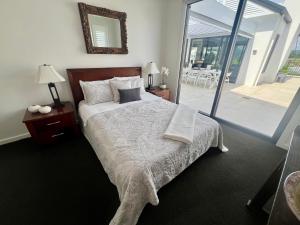 Ένα ή περισσότερα κρεβάτια σε δωμάτιο στο The Waterways Boathouse