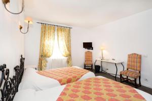 Postel nebo postele na pokoji v ubytování Logis Hôtels - Hôtel Restaurant du Midi + 10 fotografií