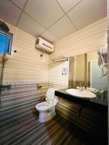 Ένα μπάνιο στο Long Anh Hotel
