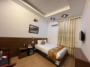 Ένα ή περισσότερα κρεβάτια σε δωμάτιο στο Long Anh Hotel