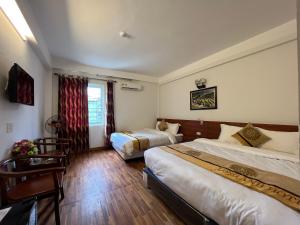 Ένα ή περισσότερα κρεβάτια σε δωμάτιο στο Long Anh Hotel