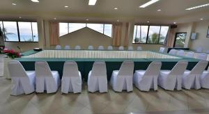 una grande sala riunioni con un grande tavolo e sedie di Alongkot Beach Resort Khanom a Ban Phang Phrao Altre 104 foto