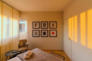 NAR Royalton Deluxe Apartment #74 في نيشْ: غرفة نوم بها سرير وكرسي