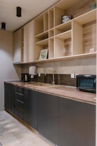 NAR Royalton Deluxe Apartment #74 في نيشْ: مطبخ مع حوض وطاولة عمل +4 صور