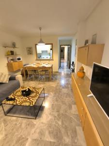 a living room with a couch and a table at Apartamento Los Vencejos in Ruidera