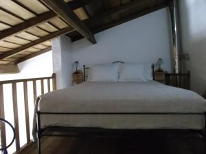 a bedroom with a bed in a room at Encosta do Castelo in Portel