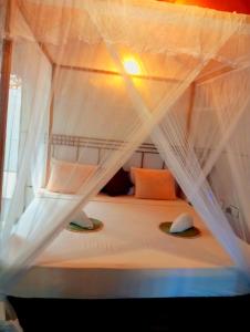 Ένα ή περισσότερα κρεβάτια σε δωμάτιο στο The Cabana on Beach hiriketiya dikwella