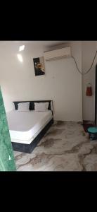 Ένα ή περισσότερα κρεβάτια σε δωμάτιο στο Jay mahadev +2 φωτογραφίες