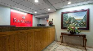 eine Bar in einem Restaurant mit einem Schild an der Wand in der Unterkunft Ramada by Wyndham SeaTac Airport North in Allentown