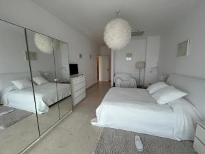 Ένα ή περισσότερα κρεβάτια σε δωμάτιο στο SkyView-Atheneu-Sala Palatului