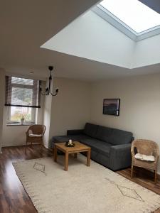 奥斯特西巴德钦诺维茨Ferienwohnung Julia的客厅里有一张沙发和一张桌子。