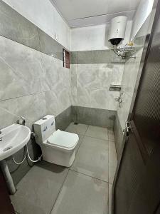 un baño con inodoro y lavabo en Guest arc residency, en Sultan Bathery