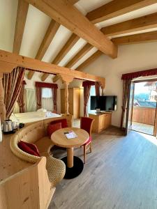 费拉迪普利米罗伊索拉贝拉健康酒店的房间里有一张沙发和一张桌子的客厅