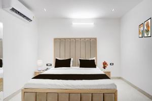 Una cama o camas en una habitación de Townhouse Sector 49 Gurugram Formerly Hotel P66 24 fotos más