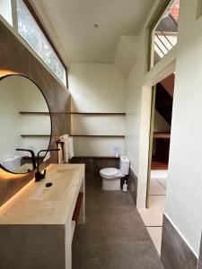 Ένα μπάνιο στο The Pathway Villas - Pererenan